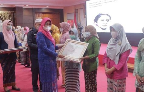 Hari Kartini Perempuan Berjasa Dan Berprestasi Di Sultra Terima