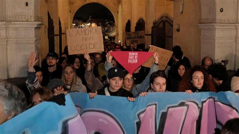 La Marea Delle Donne Se Toccano Una Di Noi Ora Rispondiamo Tutte