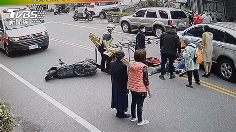 恐怖轉彎！花蓮騎士左轉未讓直行車 下秒捲車底慘斷腿│車禍│輾壓│骨折│tvbs新聞網