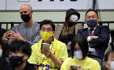 バスケ男子代表ホーバス監督「生だとよく見える」bリーグ初視察 バスケットボール写真ニュース 日刊スポーツ