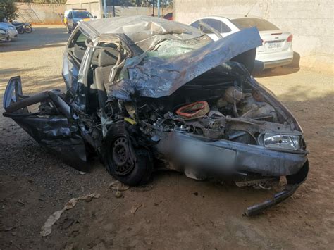 Carro Bate Em Carreta E Motorista Morre Na BR 135 Em Curvelo Grande