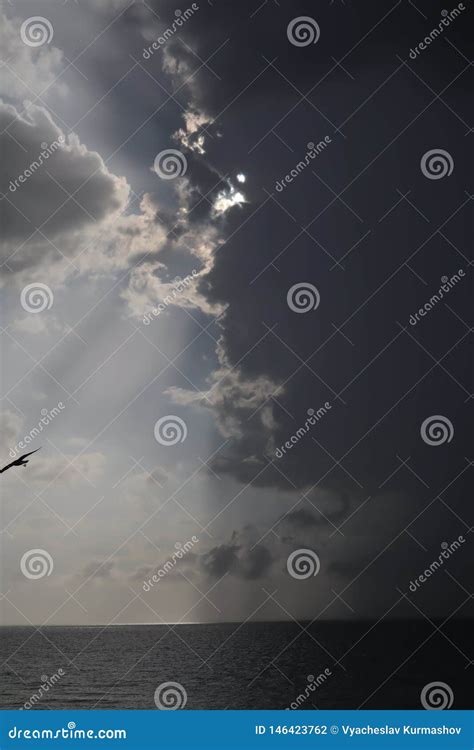 Klarer Himmel Und Sturmwolken Auf Dem Meer Ist H Lfte Himmel H Lfte