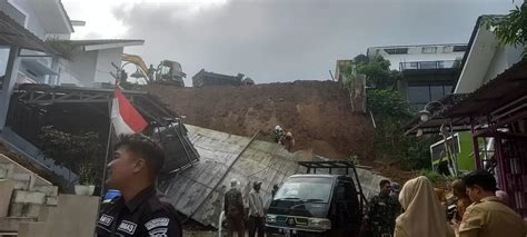 Talut Perumahan Pudakpayung Sejati Kota Semarang Longsor Timpa Dua