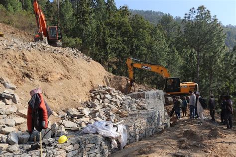 पाँच वर्षसम्म चार किमी सडक नसक्ने निर्माण व्यवसायीलाई कारबाहीको तयारी