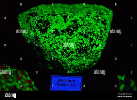 Fluorescent Mineral Willemite Zinc Silicate Zn2sio4 Glowing Green