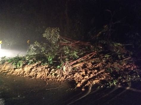 Queda de barreira interdita por 9h a Rodovia Anchieta em Cubatão SP