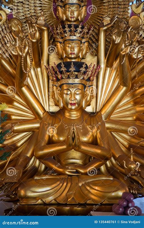 Estatua De Oro De Buda Del Bodhisattva Con Brazos Imagen De