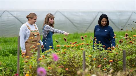 President Neeli Bendapudi Visits The Dr Keiko Miwa Ross Student Farm