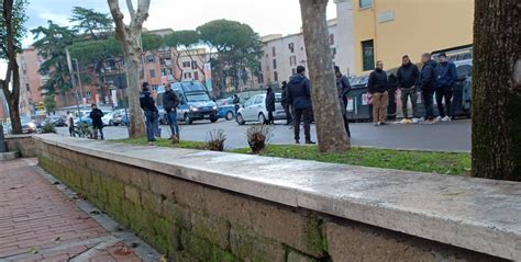 Roma Sgomberi In Corso A San Basilio Polizia E Vigili Per Liberare