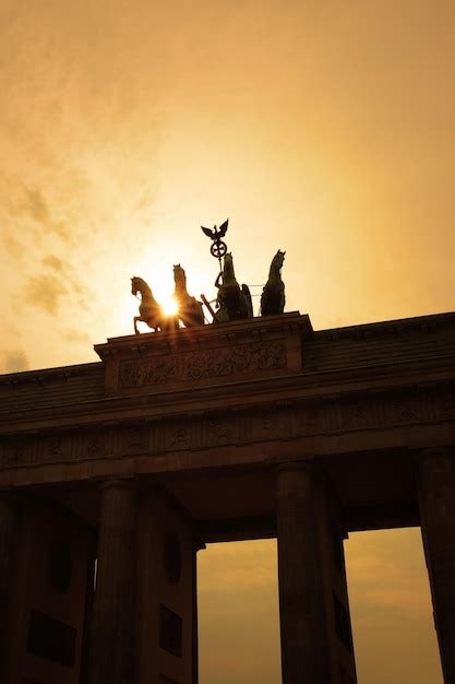 Premium Photo | Silhouette of the Brandenburg gate Berlin