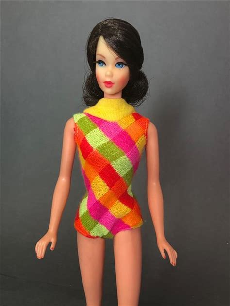 Lot VINTAGE BARBIES BRUNETTE TWIST N TURN FLIP HAIR IN