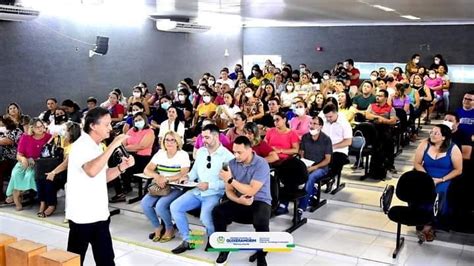 Profissionais da educação de Quixeramobim se reúnem para realizar a