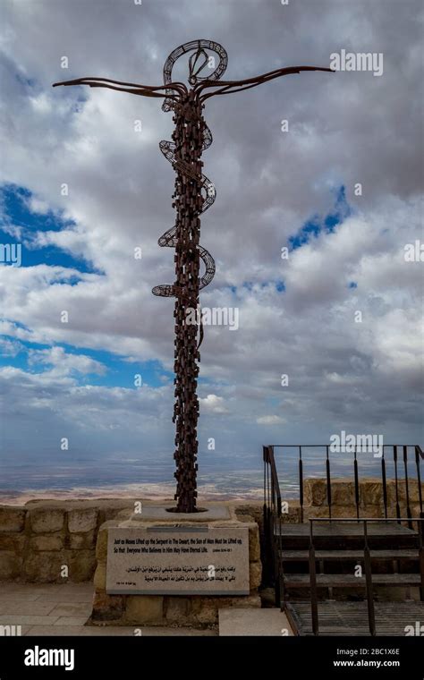 La Serpente de Brazen en el Monte Nebo junto a la Basílica de Moisés