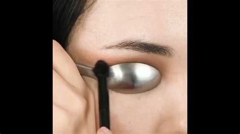 The Original Cut Crease Spoon Hack Hack Or Not Makeup Tips And