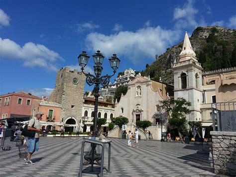 Piazza IX Aprile in Taormina - Sicily - TravelTaormina.com