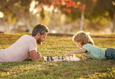 Tutorat Stratégique Et Tactique Papa Et Enfant Jouent à Un Jeu De