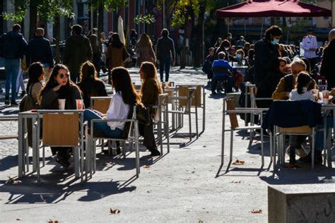 1000 Crowded Restaurant Patio Stock Photos Pictures And Royalty Free