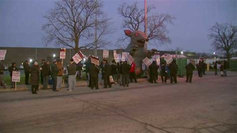 Coca-Cola workers on strike in Niles, Alsip - ABC7 Chicago