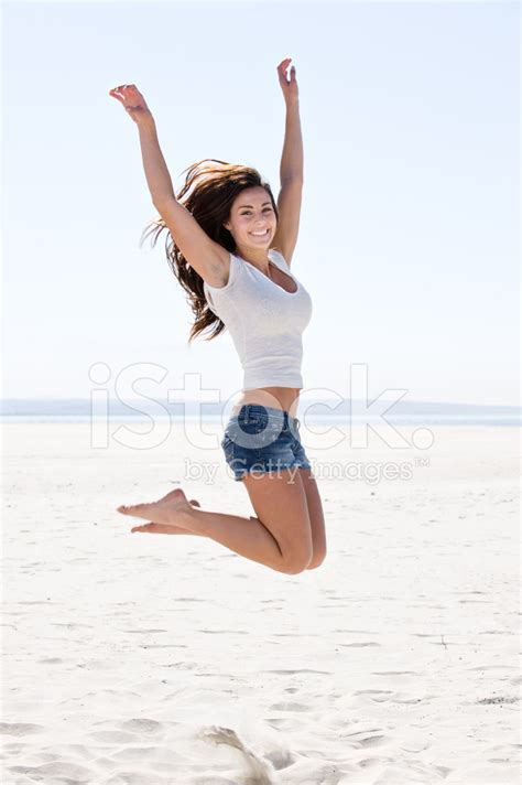 Foto De Stock Hermosa Mujer Saltando De Alegr A En La Playa Libre De