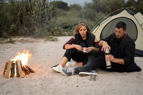 Pareja Acampando En La Playa Un Joven Que Toma Una Bebida Caliente De