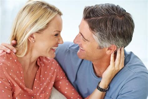 Tiempo Maravilloso Juntos Foto De Una Pareja Madura Siendo Afectuosa En