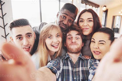 Selfie De Jóvenes Adolescentes Sonrientes Divirtiéndose Juntos Mejores