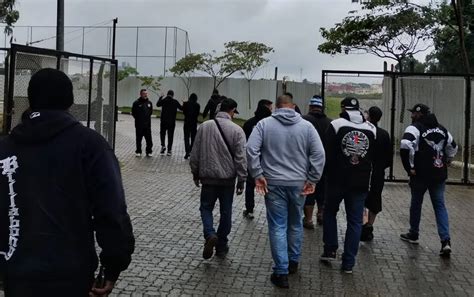 Membros De Torcida Organizada Do Corinthians Se Re Nem L Deres Do