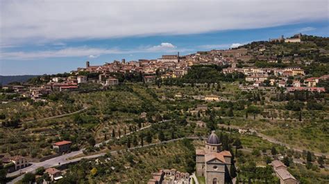 Cortona Lo Spendido Borgo Toscano Con Vista Sul Lago Trasimeno