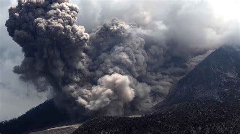 Le Volcan Ruang En Indon Sie Prend Vie Son Horizon Clair Par Des