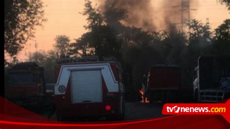 Truk Parkir Di Gresik Terbakar Hebat Saat Kernet Tertidur Di Ruang Kemudi