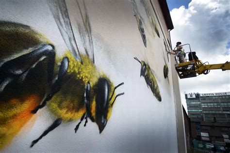 Manchester bees mural: Amazing Mancunian tribute to the 22 victims of ...