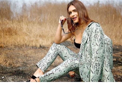 Model Neha Malik Hot Pics Gallery