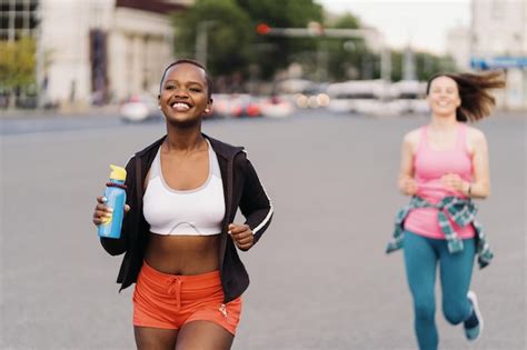 Amigos Sorridentes Alegres Em Roupas Esportivas Correndo Na Cidade