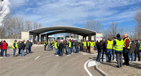 Agricultores Se Concentran Frente A La Planta De Bioetanol De