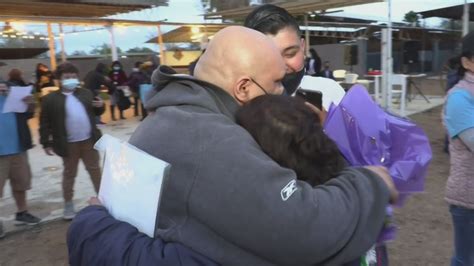 Con un emotivo abrazo decenas de inmigrantes ponen fin a años de