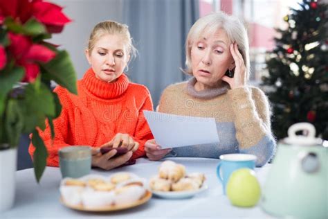 Hija Y Madre Impactadas Por Recibo De Alquiler De Navidades Imagen De