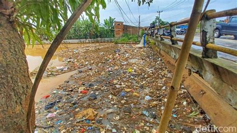 Sampah Menumpuk di Jembatan Sungai Cisangkuy