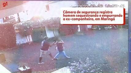 V Deo C Meras De Seguran A Registram Homem Sequestrando E Agredindo A