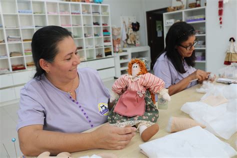 Mulheres Artesãs produção de bonecas de pano que pode gerar renda