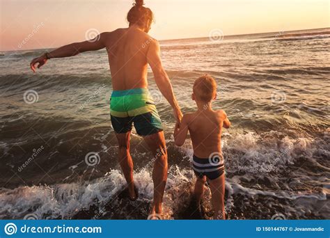 Pai E Filho Que Jogam Na Praia Imagem De Stock Imagem De Pessoa