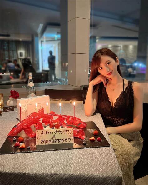 愛川みれいさんのインスタグラム写真 愛川みれいinstagram「🎂🌹🎁🍓🎀 テーマ 『綺麗なお姉さんは好きですか？』風 だけど、実際