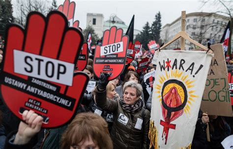 Pologne Des Milliers De Personnes Manifestent Contre Un Projet De Loi