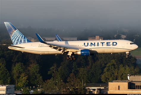 N Ua United Airlines Boeing Er Wl Photo By Tristan Gruber