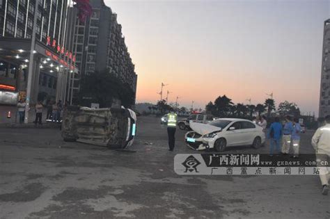 小客车闯红灯撞上一辆小轿车后侧翻 两车受损严重媒体推荐新闻齐鲁网