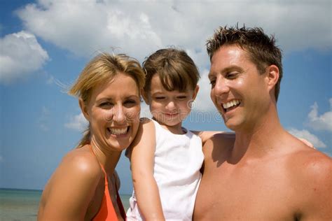 Família Em Férias Da Praia Foto De Stock Imagem De Divertimento 3339186