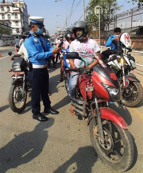 हाेलीमा ट्राफिक प्रहरीकाे कडाइ नियम मिच्ने नौ सय ६ वटा सवारी साधन