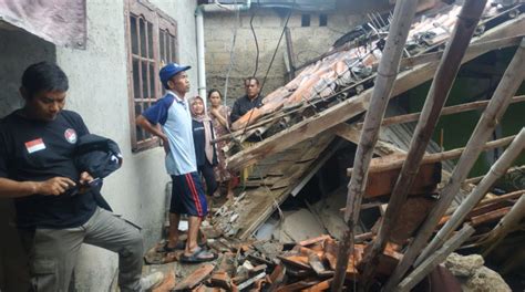 Akibat Hujan Deras Dan Angin Kencang Rumah Warga Cipayung Porak