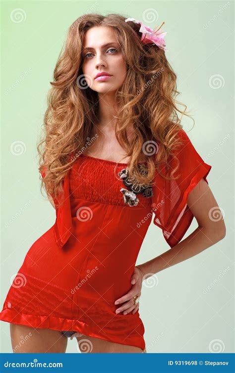 Mooie Jonge Vrouw In Plotseling Rode Kleding Stock Foto Image Of