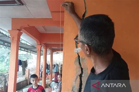 Bencana Pergerakan Tanah Rusak Rumah Di Kampung Cikontrang Sukabumi