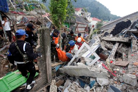 Aftershocks, heavy rain hamper Indonesia earthquake rescuers